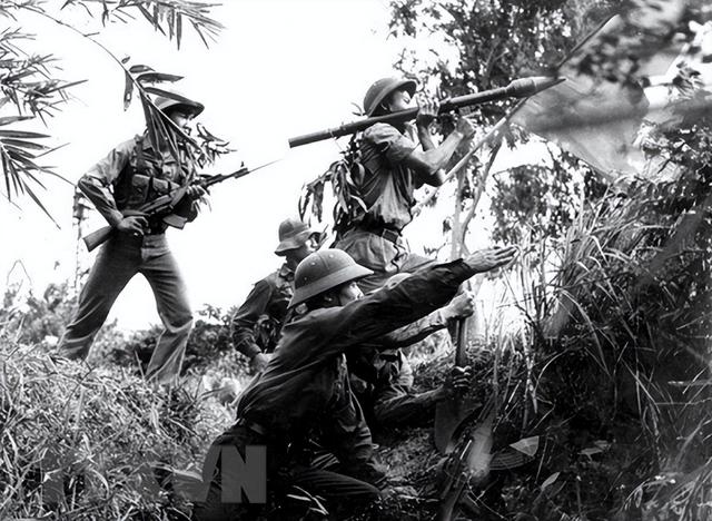 对越自卫反击战，邓小平承诺一定要教训越南！李光耀为何非常认可