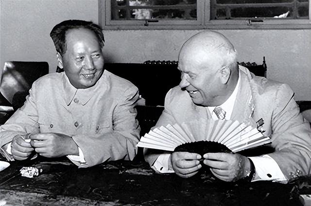 对越自卫反击战,邓小平承诺一定要教训越南!李光耀为何非常认可