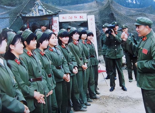 对越自卫反击战,邓小平承诺一定要教训越南!李光耀为何非常认可