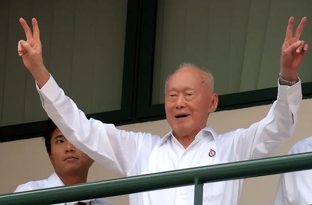 对越自卫反击战,邓小平承诺一定要教训越南!李光耀为何非常认可