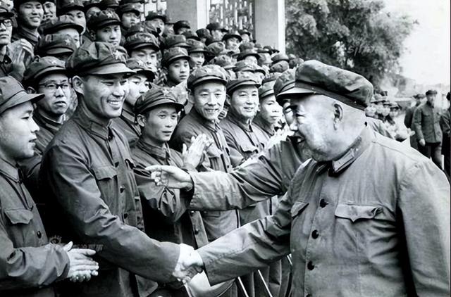 对越自卫反击战,邓小平承诺一定要教训越南!李光耀为何非常认可