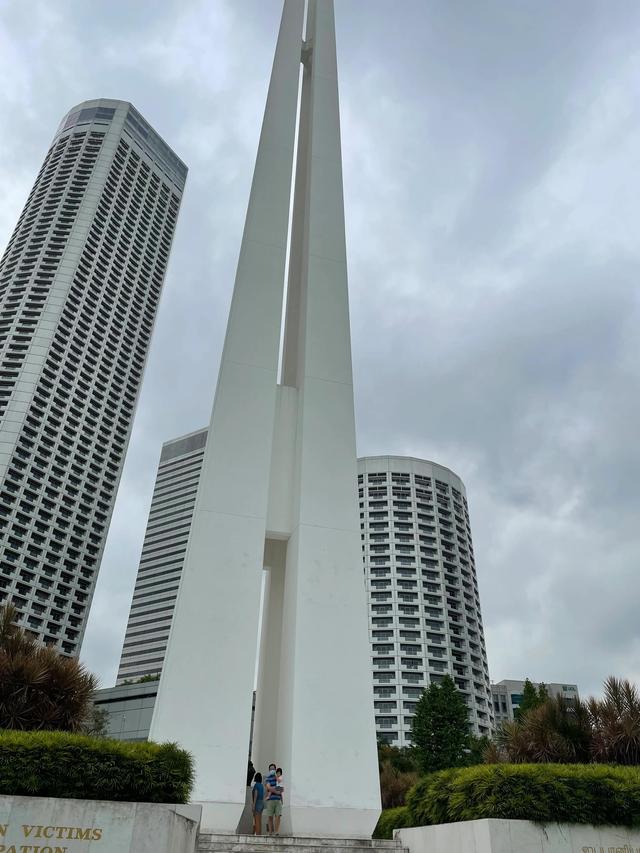 在新加坡市中心,有这样一座纪念碑