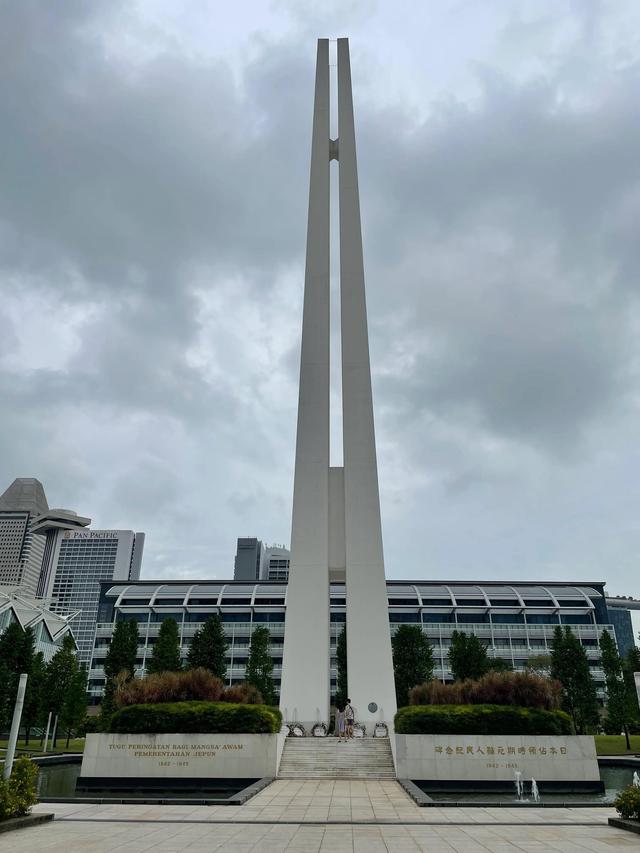 在新加坡市中心,有这样一座纪念碑