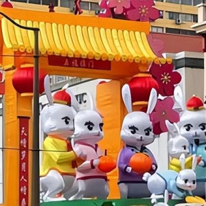 新加坡唐人街新年“兔灯”引吐槽，网友调侃：兔子撒尿