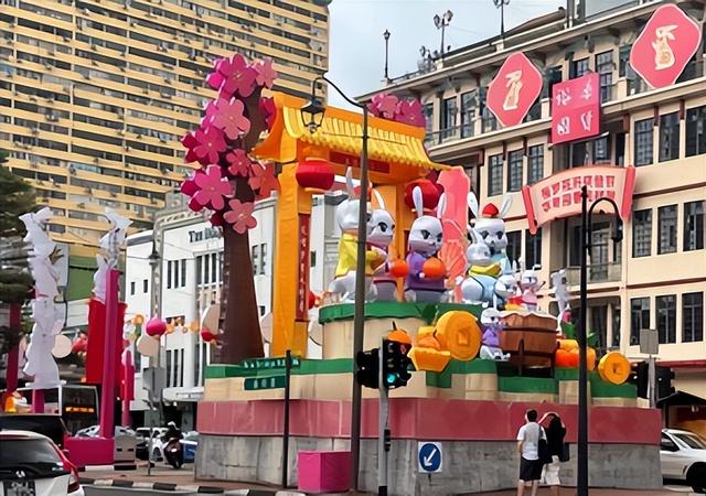 新加坡唐人街新年“兔灯”引吐槽,网友调侃:兔子撒尿