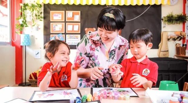 在新加坡幼儿园,玩着玩着.....娃英语就通了!