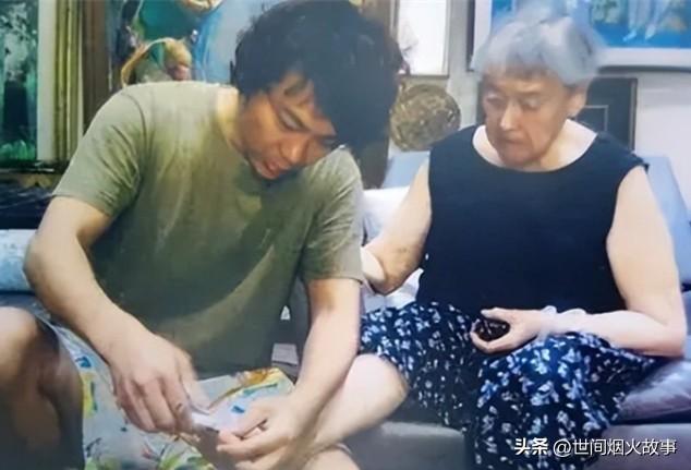 32岁小伙傍上79岁富婆,住进新加坡豪宅:我要照顾你一辈子