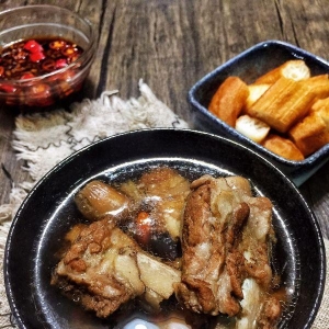 冬天吃新加坡肉骨茶，暖身又暖心
