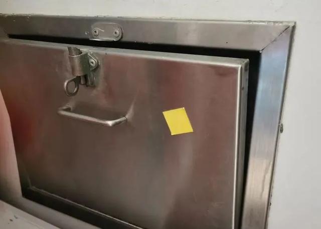 “新加坡到底咋想的?塑料袋不收费,垃圾不分类”