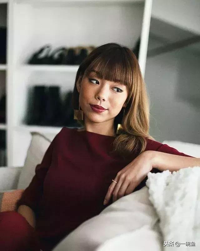 眼睛小皮肤黑长相一般,却是新加坡头号时尚博主,她的穿搭绝了!