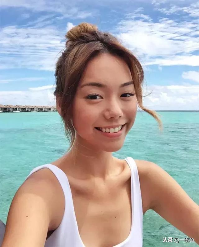 眼睛小皮肤黑长相一般,却是新加坡头号时尚博主,她的穿搭绝了!