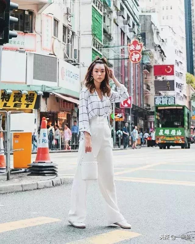 眼睛小皮肤黑长相一般,却是新加坡头号时尚博主,她的穿搭绝了!