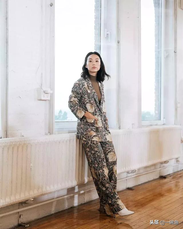 眼睛小皮肤黑长相一般,却是新加坡头号时尚博主,她的穿搭绝了!