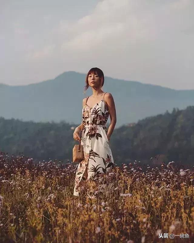眼睛小皮肤黑长相一般,却是新加坡头号时尚博主,她的穿搭绝了!