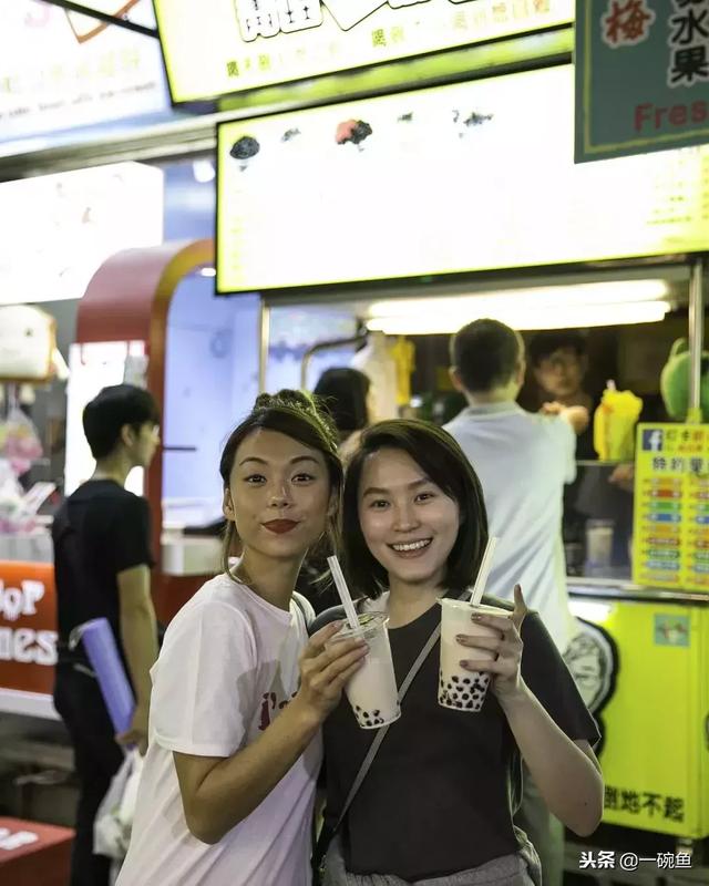 眼睛小皮肤黑长相一般,却是新加坡头号时尚博主,她的穿搭绝了!