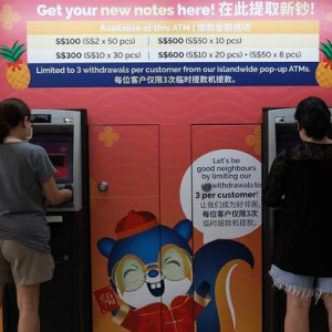 用作“压岁钱”？新加坡人烈日下排队抢新钞