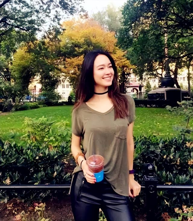 新加坡顶级超模,魔鬼身材酷爱运动,穿搭多样可甜可盐
