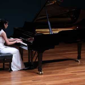 一弦清一心！新加坡青少年音乐会上的钢琴少女